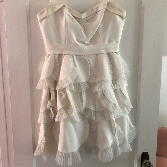 Gorgeous white scalloped detail BCBG dress size 8 - Picture 2 of 14